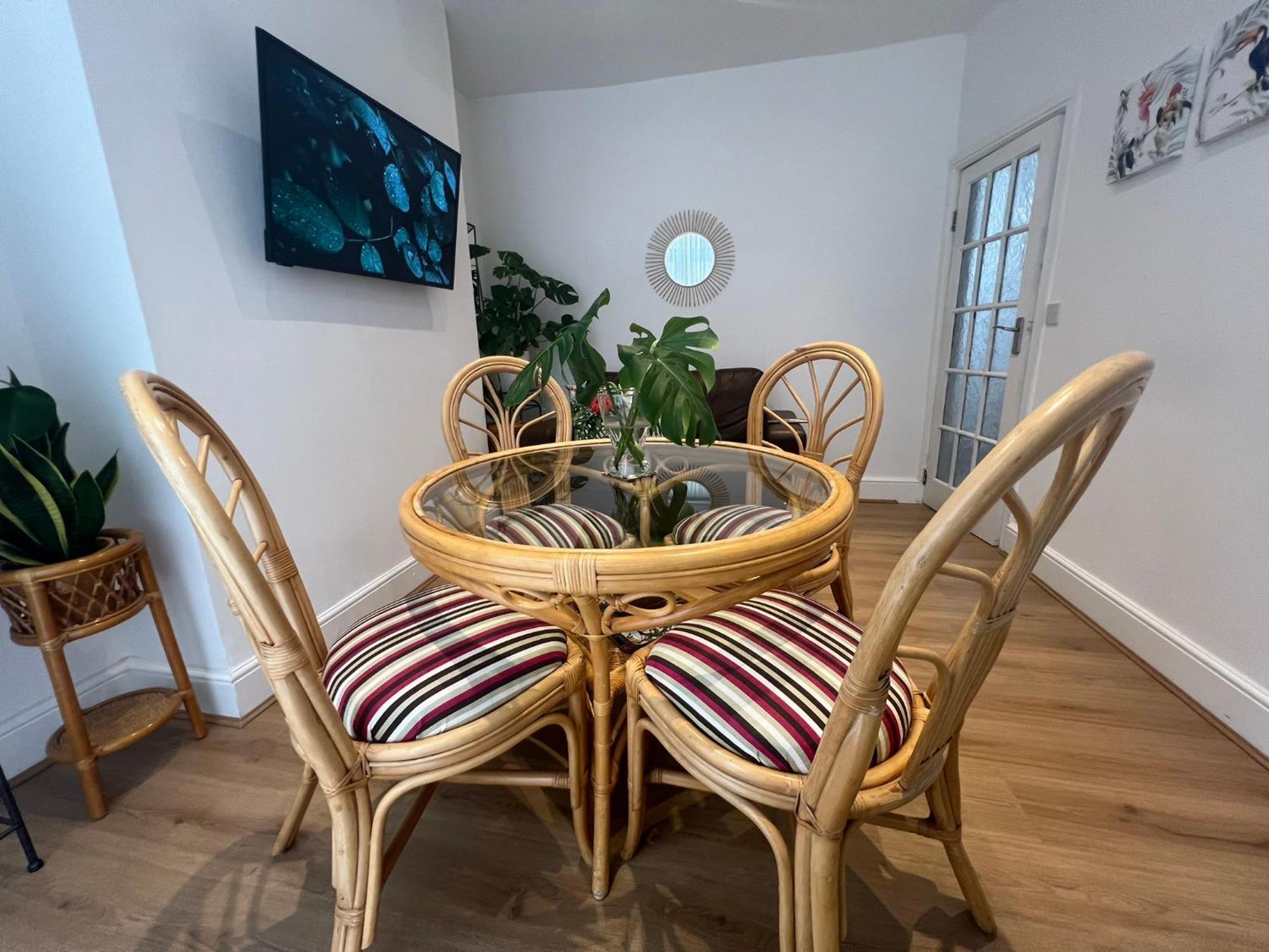 2025 Award Winner Cherry House - 4 Bedrooms Holiday home Liverpool