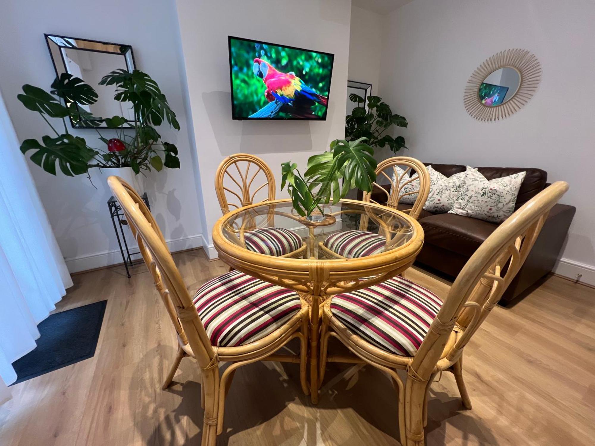 2025 Award Winner Cherry House - 4 Bedrooms Holiday home *